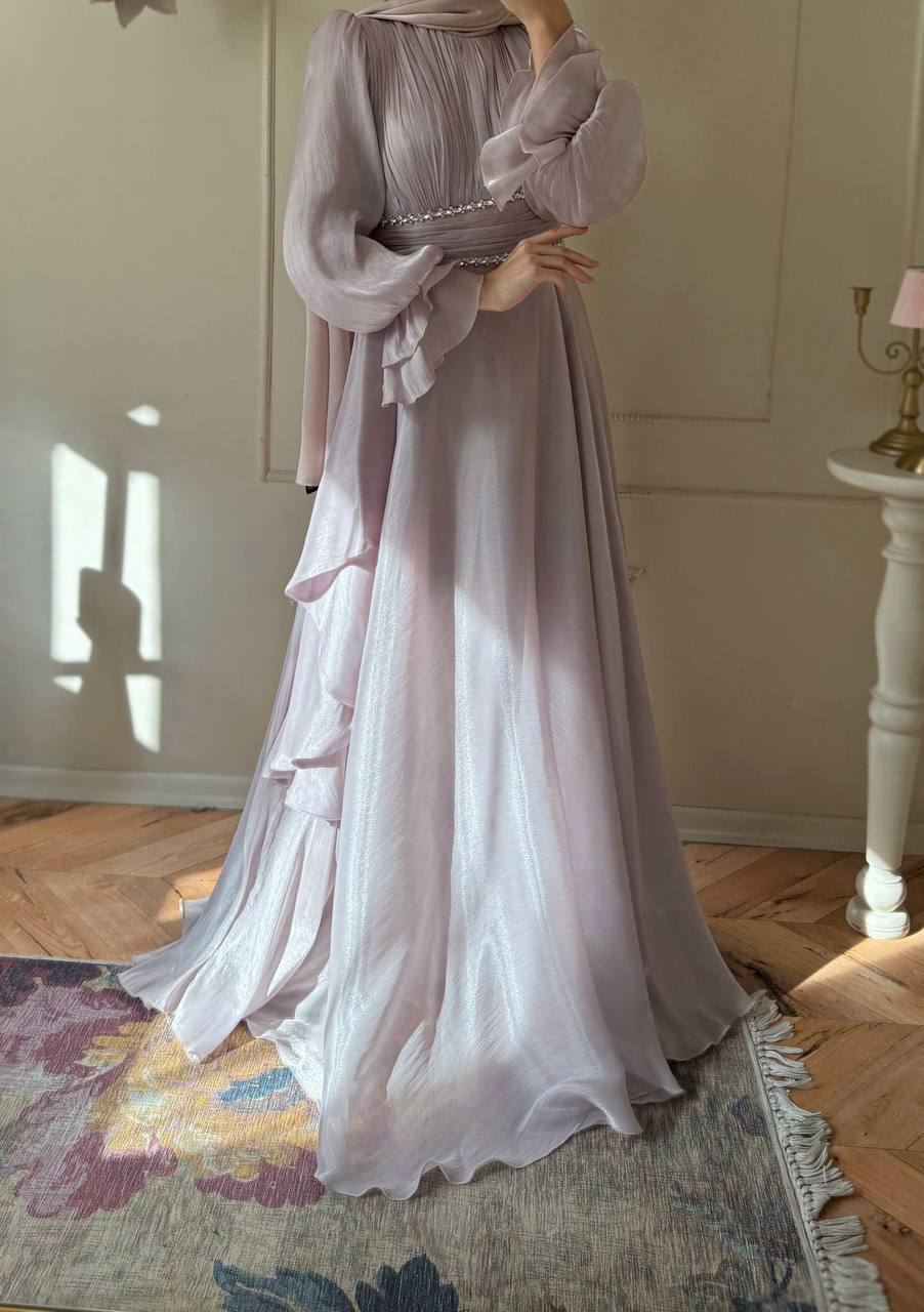 Yoğun ve romantik detaylı taşlı elbise