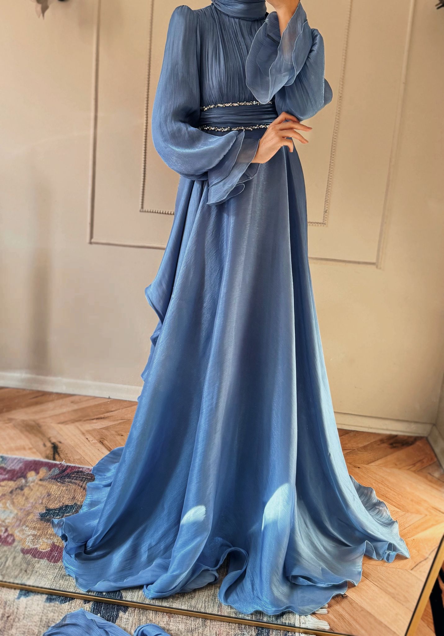 Yoğun ve romantik detaylı taşlı elbise